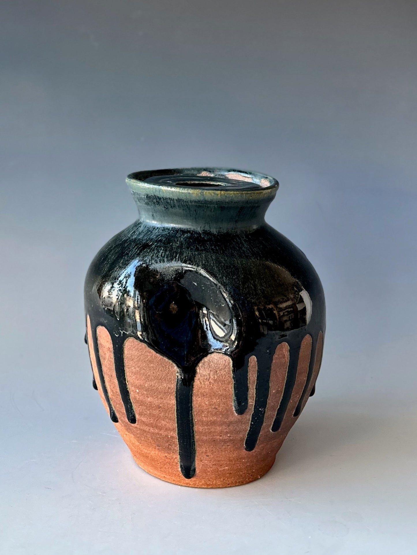 Urn with drippy gaze