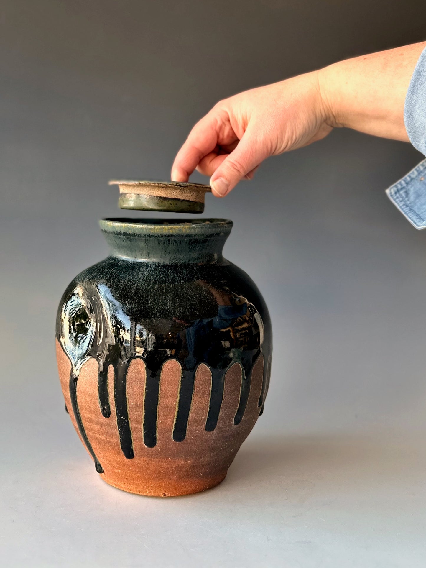 Urn with drippy gaze