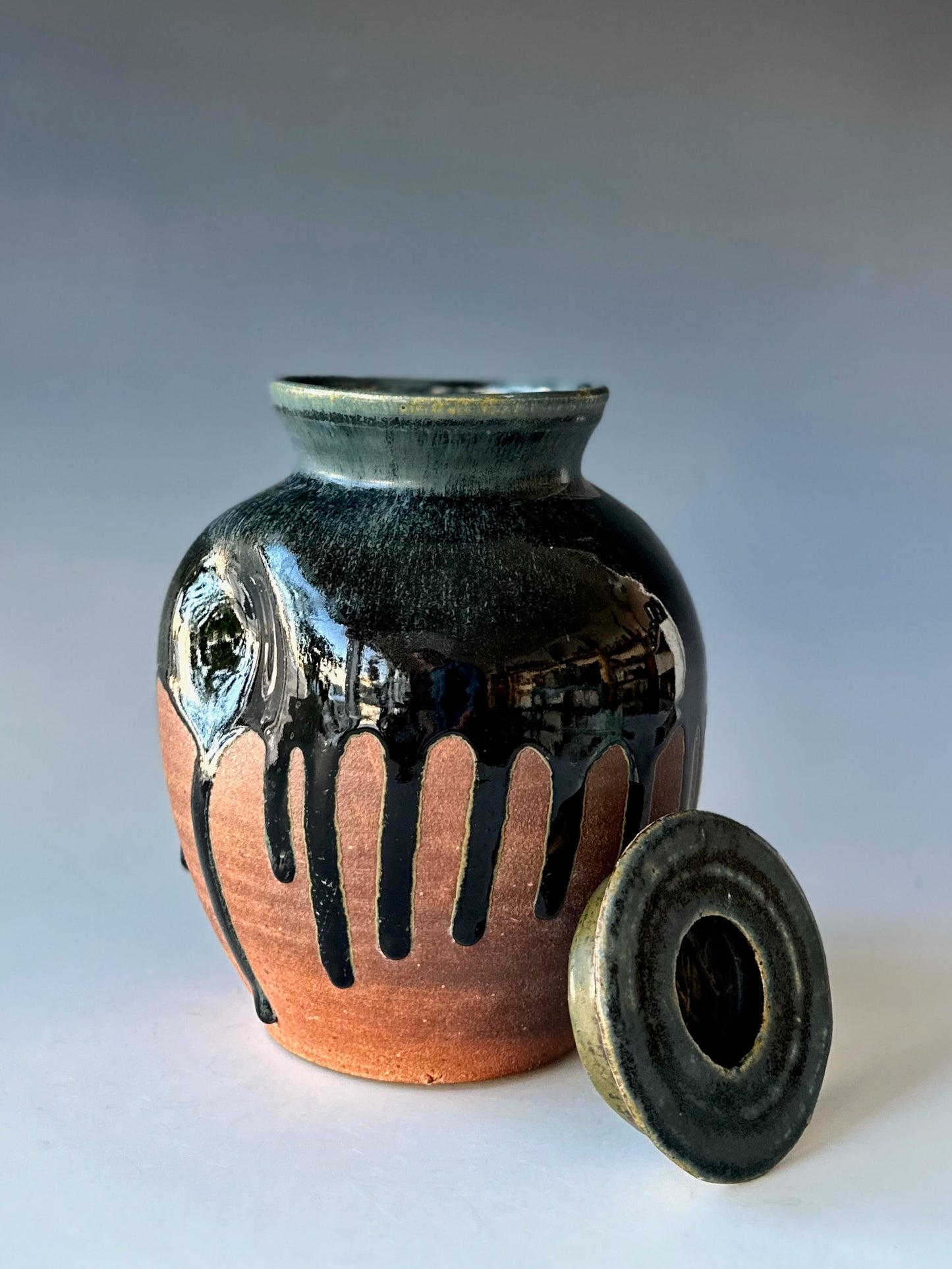 Urn with drippy gaze